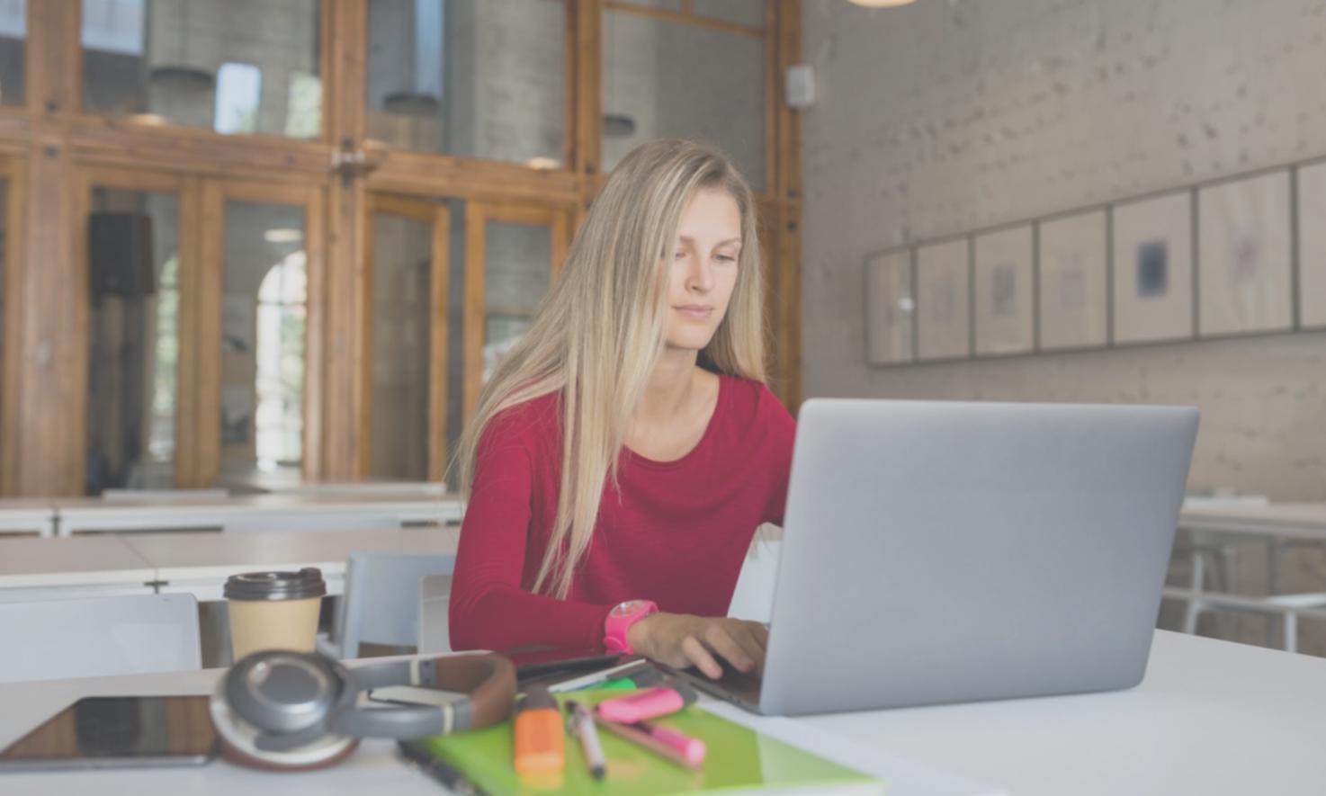 Professionelle Stylistin bei der Arbeit mit Farbberatung
